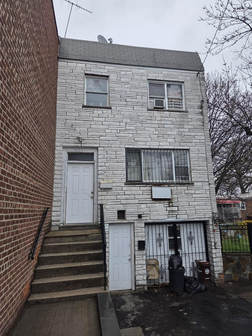 townhome / multi-family property with entry steps and stone siding