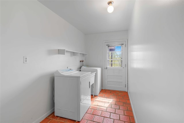 laundry area featuring independent washer and dryer, baseboards, and light tile patterned flooring
