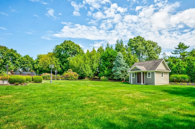 view of yard with an outbuilding