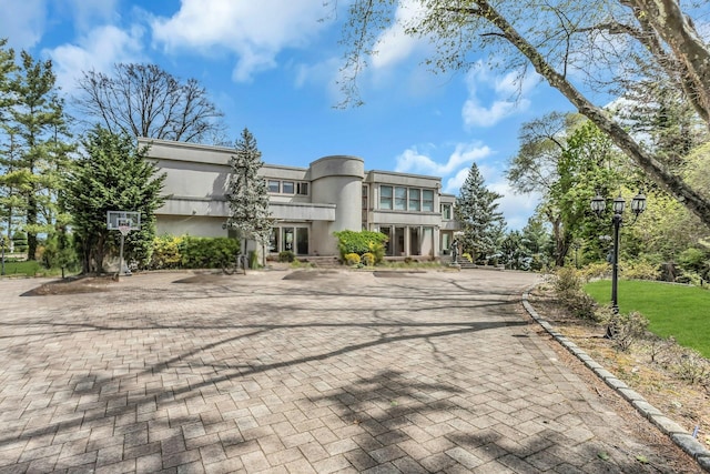 9 Dock Ln, Kings Point, NY 11024 - view of front facade featuring stucco siding