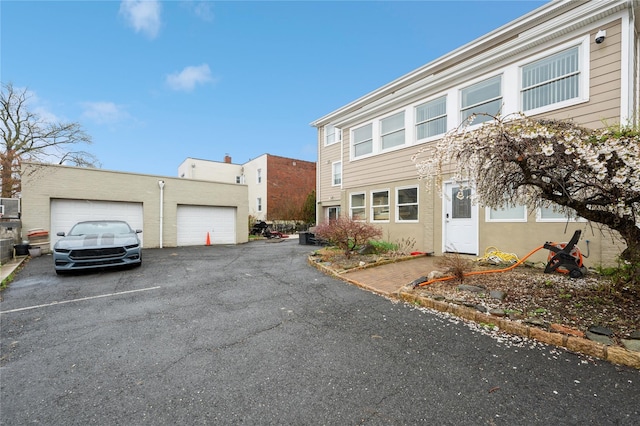 258 Longstreet Ave, Bronx, NY 10465 - multi unit property featuring an outbuilding and a garage