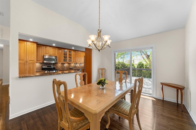 dining room featuring lofted ceiling, dark wood-style flooring, a chandelier, baseboards, and recessed lighting