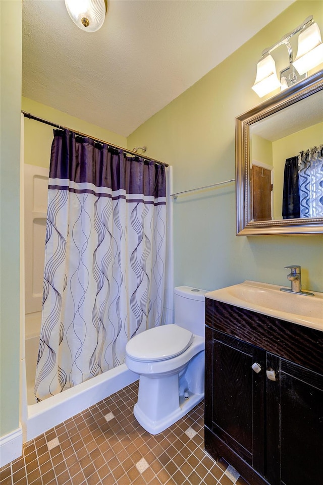 full bathroom featuring vanity, a shower with curtain, and toilet