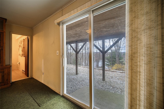 entryway featuring ornamental molding