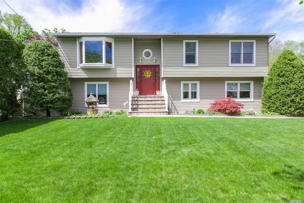 25 Dale Ln, Smithtown, NY 11787 - bi-level home with entry steps and a front yard
