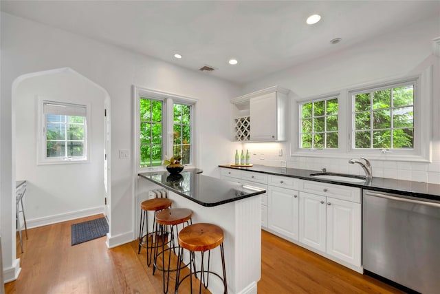 10 Maple Hill Dr, Larchmont, NY 10538 - kitchen featuring stainless steel dishwasher, a sink, dark countertops, a breakfast bar, and recessed lighting