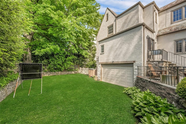10 Maple Hill Dr, Larchmont, NY 10538 - view of yard featuring a garage