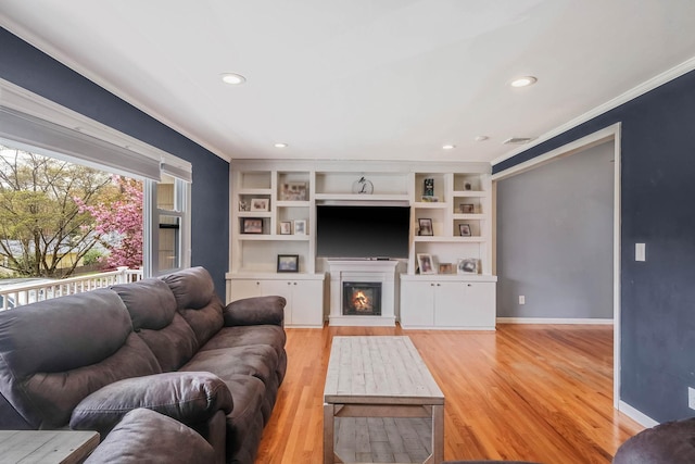 living room featuring visible vents, recessed lighting, light wood finished floors, and crown molding