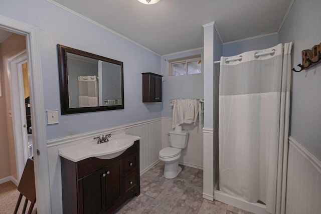 full bath with a shower with curtain, crown molding, and vanity