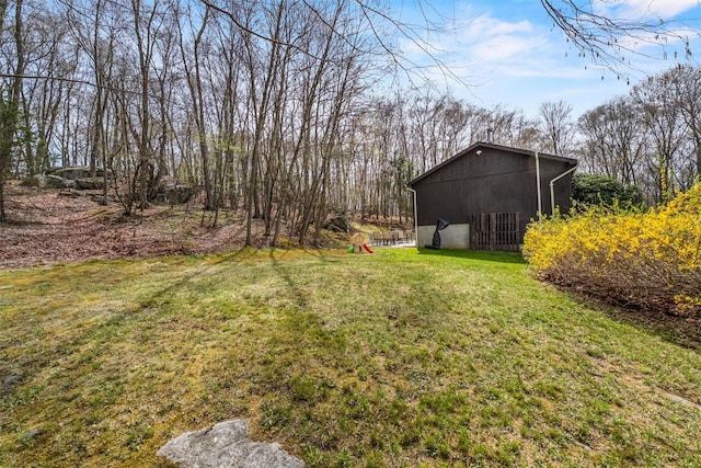 view of yard with an outbuilding