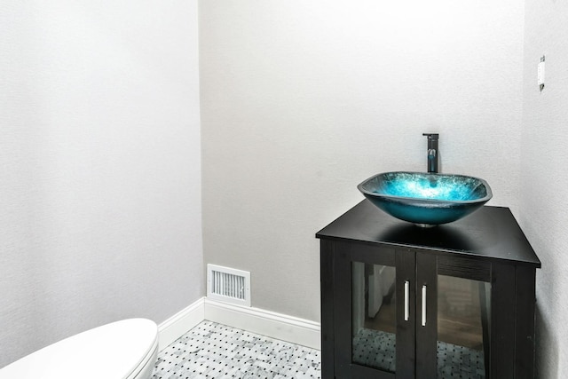 539 Split Rock Rd, Syosset, NY 11791 - half bath with toilet, baseboards, visible vents, and a sink
