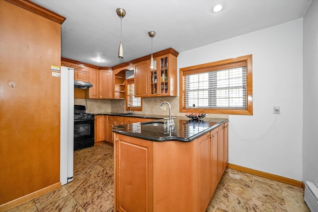 kitchen featuring open shelves, black gas stove, a sink, baseboards, and a peninsula
