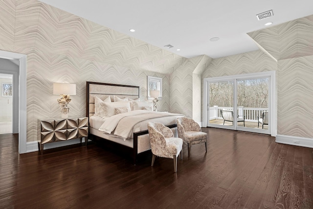 471 Middle Line Hwy, Sag Harbor, NY 11963 - bedroom featuring visible vents, baseboards, wallpapered walls, and access to outside