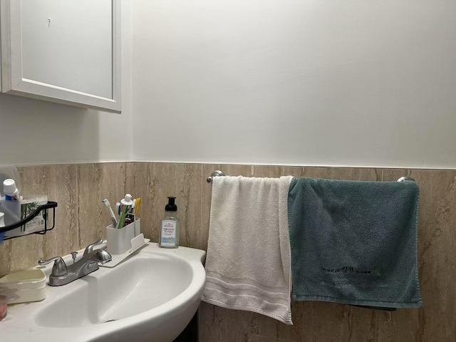 bathroom featuring a sink