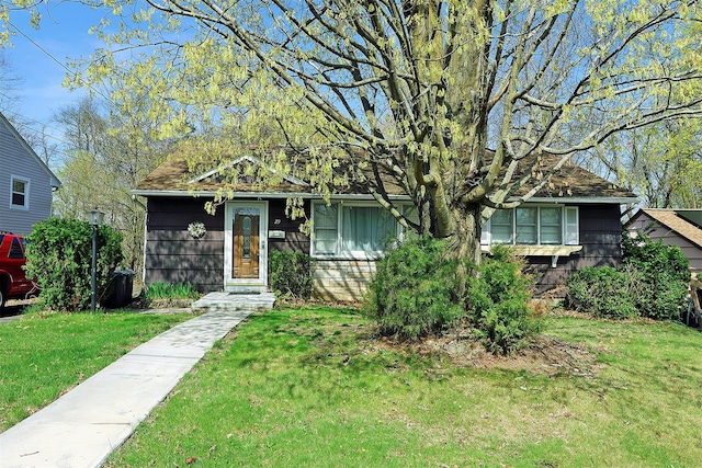 view of front facade with a front yard