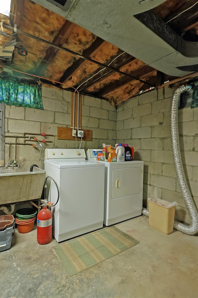 laundry area featuring a sink, laundry area, and washing machine and dryer