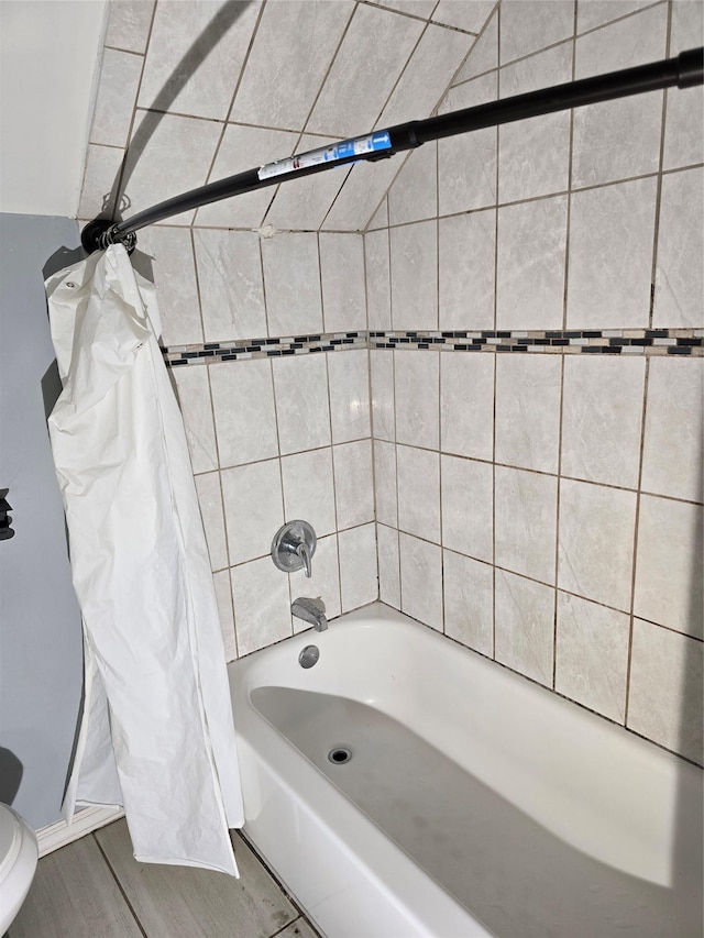 full bath with toilet and shower / bathtub combination with curtain