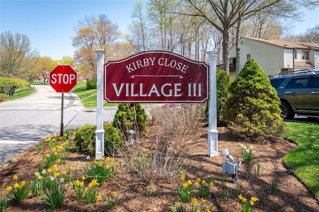 view of community / neighborhood sign