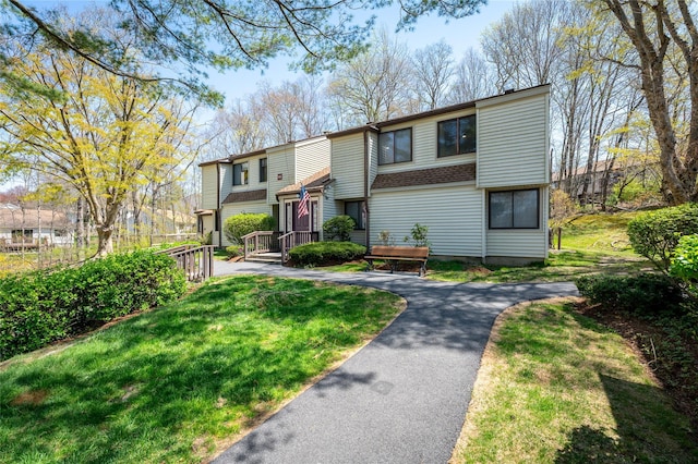 view of front of property featuring a front lawn