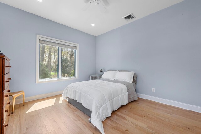 bedroom with light wood finished floors, recessed lighting, visible vents, and baseboards