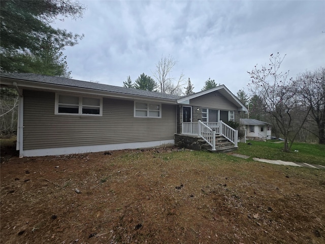 view of front of property featuring a front lawn