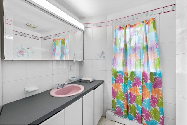full bath with visible vents, tile walls, tasteful backsplash, vanity, and a shower with shower curtain