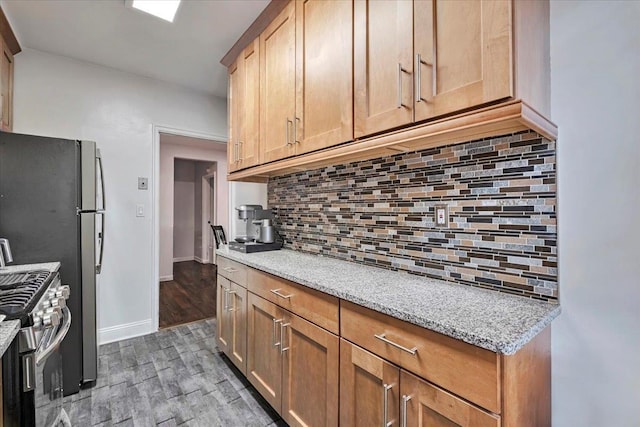 19 Rockledge Rd Unit 1A, Hartsdale, NY 10530 - kitchen featuring gas range, backsplash, light wood finished floors, and light stone countertops