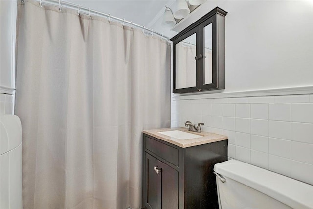 19 Rockledge Rd Unit 1A, Hartsdale, NY 10530 - bathroom with toilet, tile walls, vanity, and a shower with curtain
