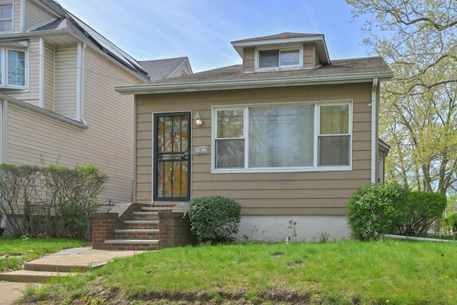 view of front of house with a front lawn