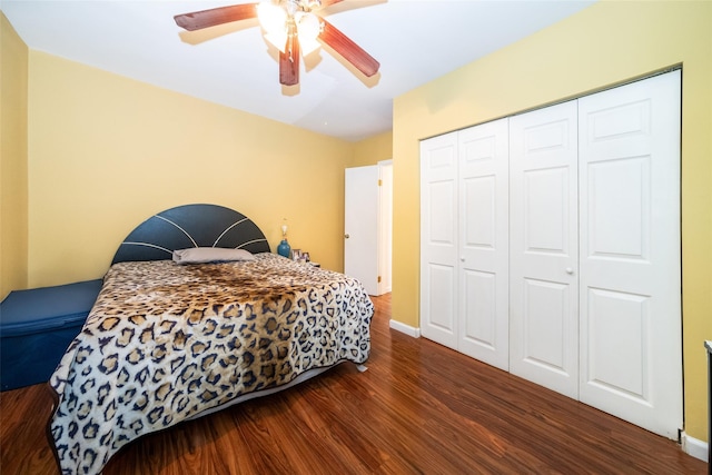 bedroom with a ceiling fan, baseboards, wood finished floors, and a closet