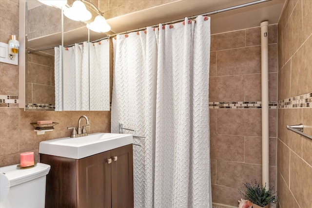 full bath with a shower with curtain, toilet, tile walls, vanity, and backsplash
