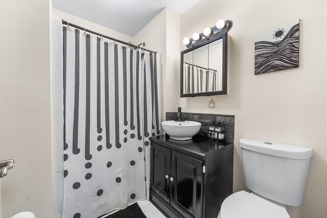 full bath with toilet, curtained shower, and vanity