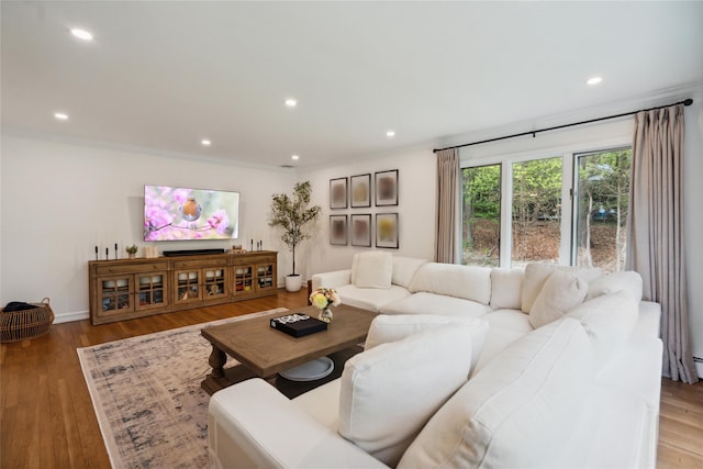 living room featuring recessed lighting, wood finished floors, crown molding, and baseboards