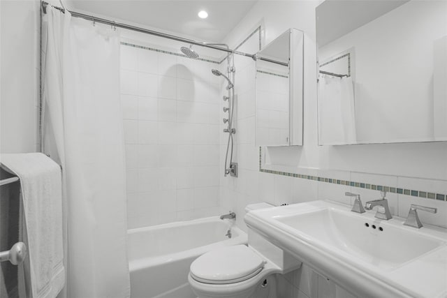 325 King St Unit 4D, Port Chester, NY 10573 - full bath featuring shower / bath combination with curtain, tile walls, decorative backsplash, and recessed lighting