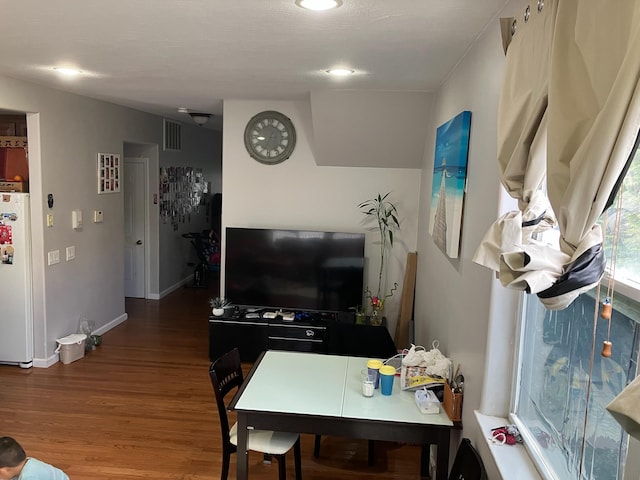 living room featuring visible vents, recessed lighting, baseboards, and wood finished floors