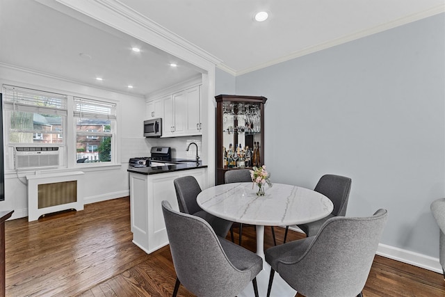 dining room featuring baseboards, ornamental molding, cooling unit, and recessed lighting