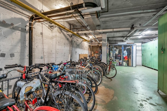 garage featuring concrete block wall