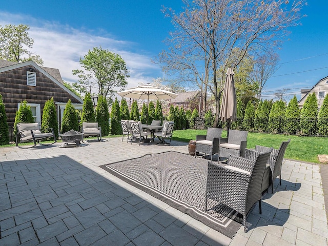 view of patio featuring an outdoor fire pit and outdoor dining area