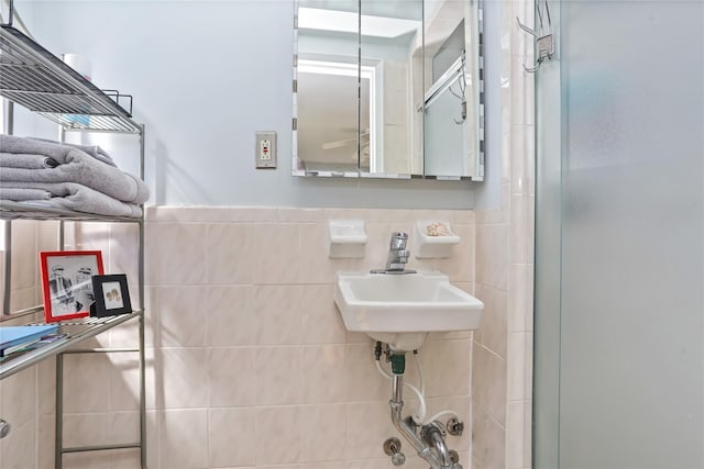 bathroom featuring tile walls