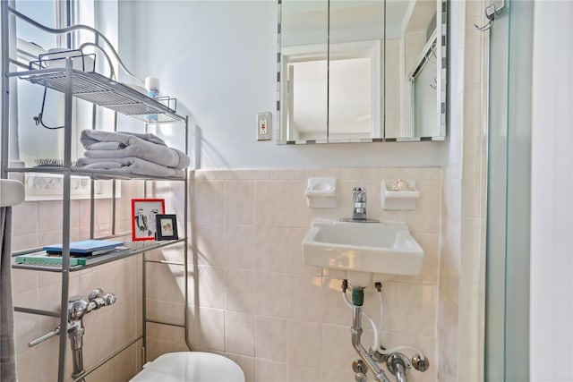 bathroom featuring tile walls