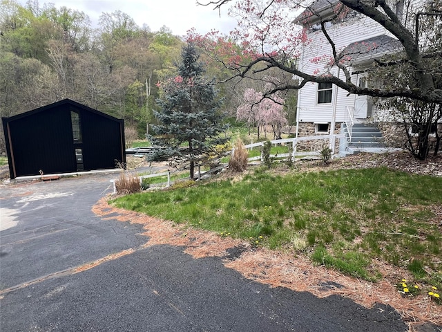 view of yard featuring an outdoor structure