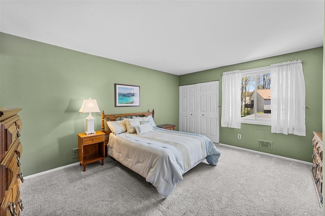 bedroom featuring carpet flooring, baseboards, visible vents, and a closet
