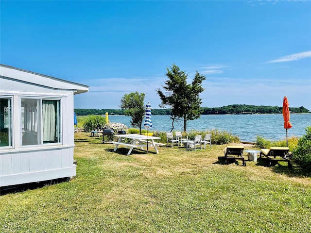 view of yard featuring a water view