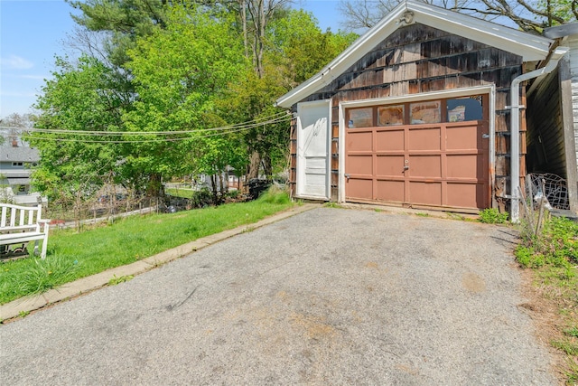 detached garage featuring aphalt driveway