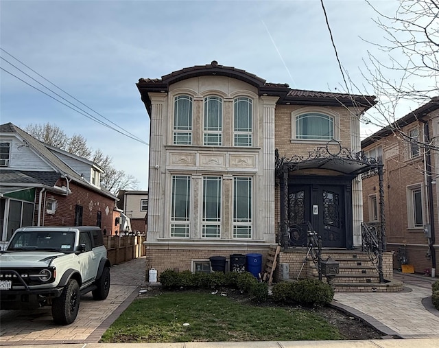 italianate home featuring fence