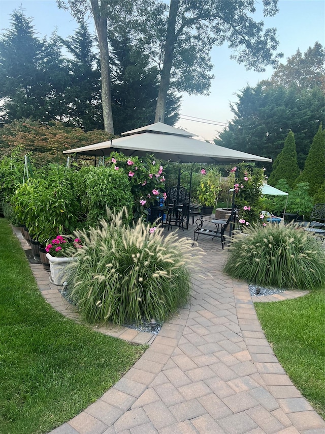view of property's community featuring a patio area