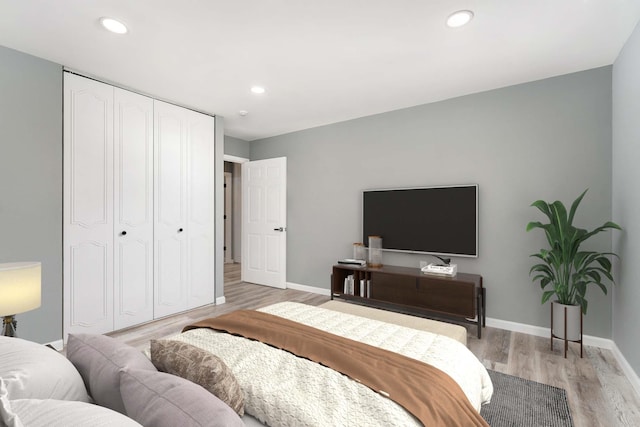 bedroom featuring light wood-style floors, baseboards, a closet, and recessed lighting