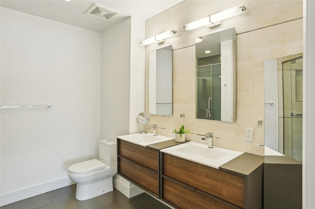 full bath featuring visible vents, a stall shower, vanity, baseboards, and toilet