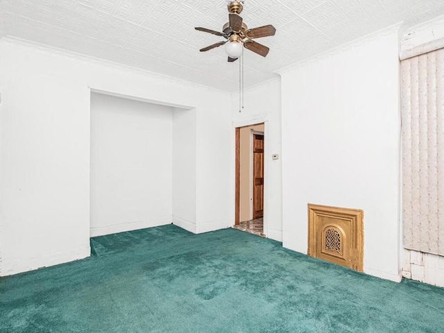 unfurnished room featuring ornamental molding, a ceiling fan, and carpet flooring