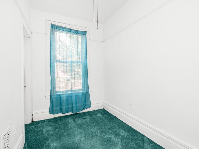 spare room with carpet and visible vents
